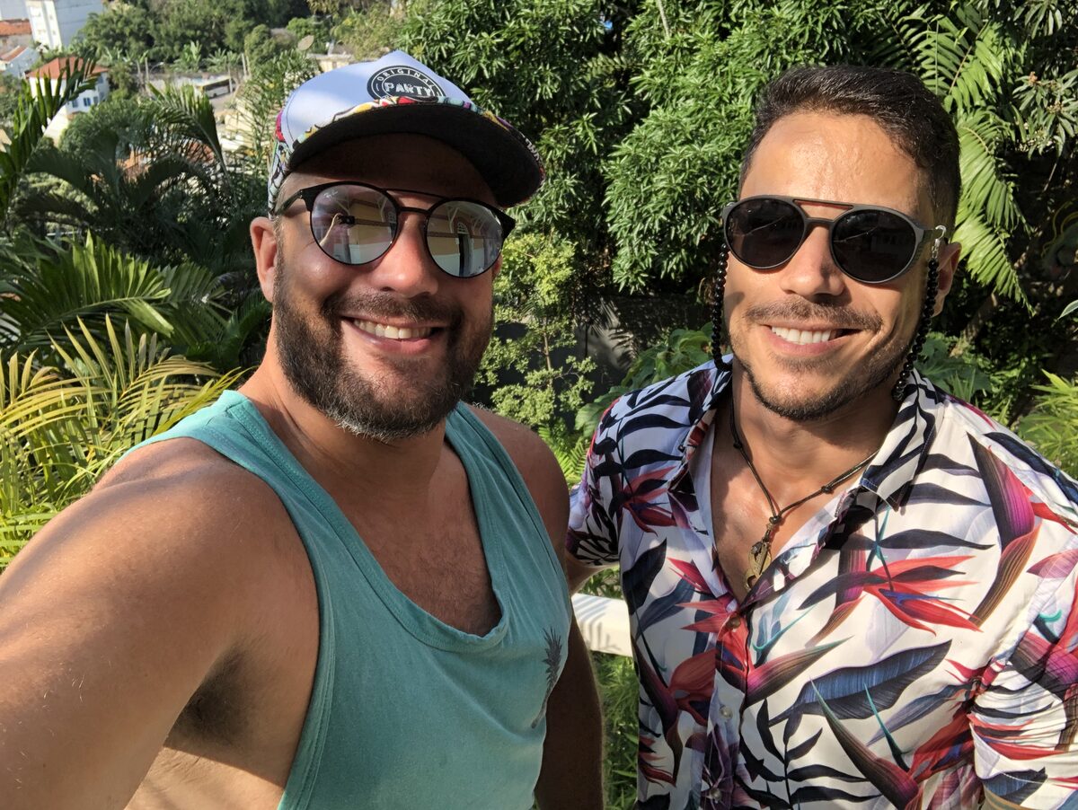 Trio de convidados sorrindo com iluminação azul no Estica do Ulisses