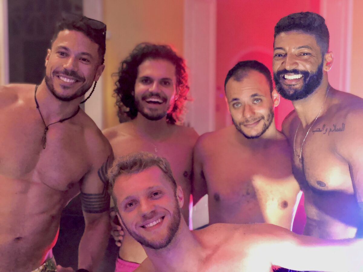 Trio de convidados sorrindo no Estica do Ulisses