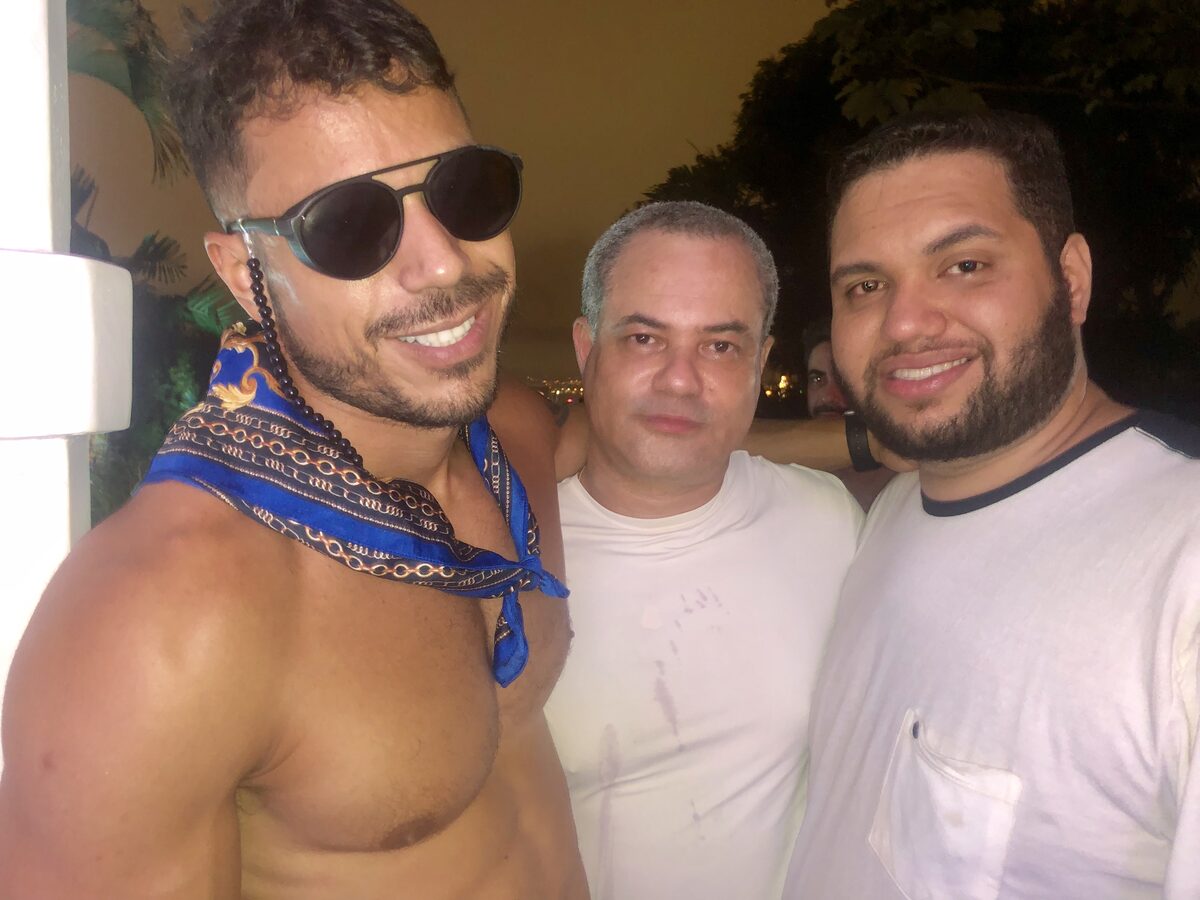 Convidados celebrando no Estica do Ulisses