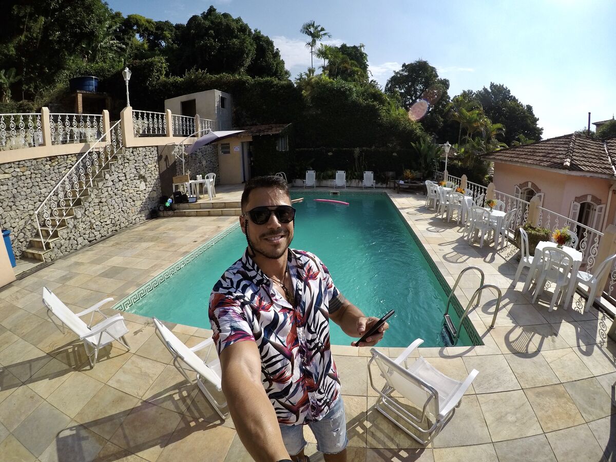 Convidado aproveitando a piscina ao sol durante o Estica do Ulisses